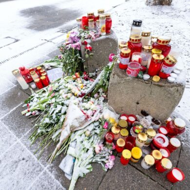 Kerzen und Blumen in der Nähe des Tatorts.