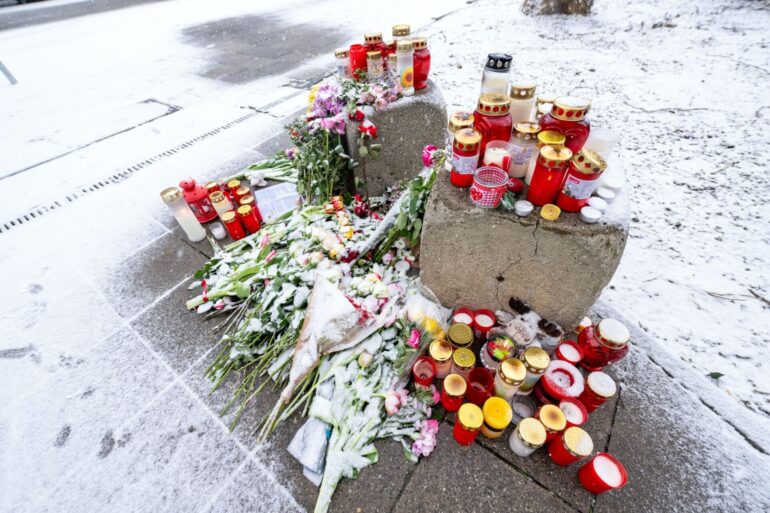 Kerzen und Blumen in der Nähe des Tatorts.