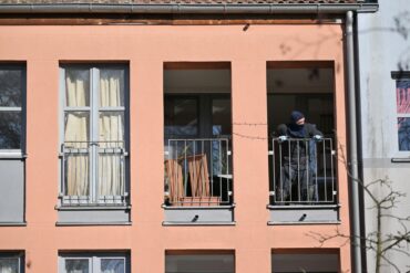 Sprengstoffverdacht im Zusammenhang mit den Ermittlungen wegen eines mutmaßlichen Anschlagsplans: Die Polizei findet einen verdächtigen Gegenstand in einer Wohnung in Potsdam.