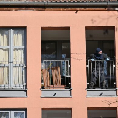 Sprengstoffverdacht im Zusammenhang mit den Ermittlungen wegen eines mutmaßlichen Anschlagsplans: Die Polizei findet einen verdächtigen Gegenstand in einer Wohnung in Potsdam.