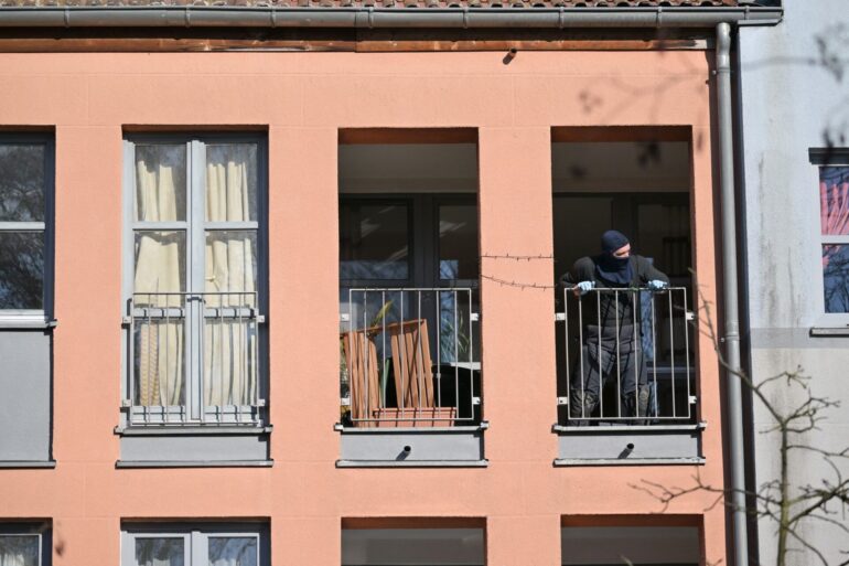 Sprengstoffverdacht im Zusammenhang mit den Ermittlungen wegen eines mutmaßlichen Anschlagsplans: Die Polizei findet einen verdächtigen Gegenstand in einer Wohnung in Potsdam.