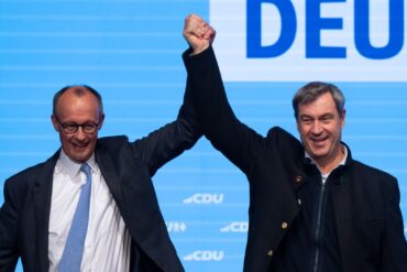 Die Umfragen sagen einen klaren Vorsprung für die Union bei der Bundestagswahl am Sonntag voraus - und eine Zitterpartie für kleine Parteien. Kanzlerkandidaten und Parteien kämpfen bis zuletzt.