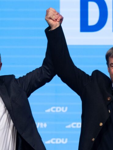 Die Umfragen sagen einen klaren Vorsprung für die Union bei der Bundestagswahl am Sonntag voraus - und eine Zitterpartie für kleine Parteien. Kanzlerkandidaten und Parteien kämpfen bis zuletzt.