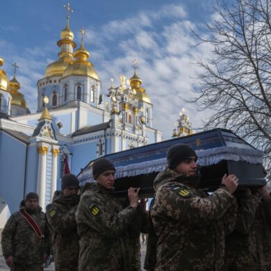 Soldatenbegräbnisse sind für die Ukraine trauriger Alltag. (Archivbild)