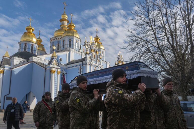 Soldatenbegräbnisse sind für die Ukraine trauriger Alltag. (Archivbild)