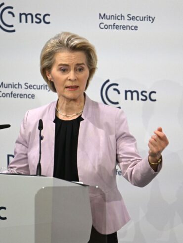 Schlägt den Einsatz einer Sonderklausel für mehr Verteidigungsausgaben vor: Ursula von der Leyen. (Archivbild)
