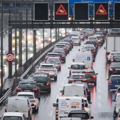 Stau auf der Autobahn 100 in Berlin. (Archivbild)