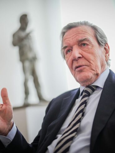 Ex-Kanzler Gerhard Schröder (SPD) hat sich wegen einer Burnout-Diagnose in klinische Behandlung begeben.