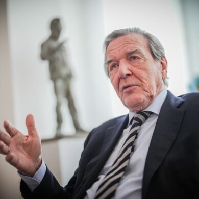 Ex-Kanzler Gerhard Schröder (SPD) hat sich wegen einer Burnout-Diagnose in klinische Behandlung begeben.