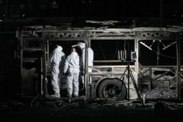 Israels Polizei spricht nach den Bus-Explosionen von einem «mutmaßlichen Terroranschlag».