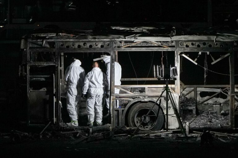 Israels Polizei spricht nach den Bus-Explosionen von einem «mutmaßlichen Terroranschlag».