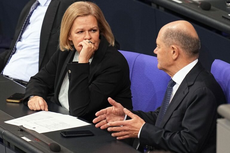 Bundesinnenministerin Nancy Faeser (SPD) sagt: Es würde ins Bild passen, dass hier eine russische Einflussoperation vorliegt.