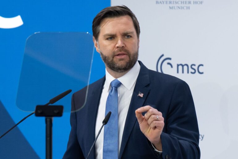 Mit seiner Rede überraschte US-Vizepräsident Vance sein überwiegend europäisches Publikum im Hotel Bayerischer Hof bei der Sicherheitskonferenz.