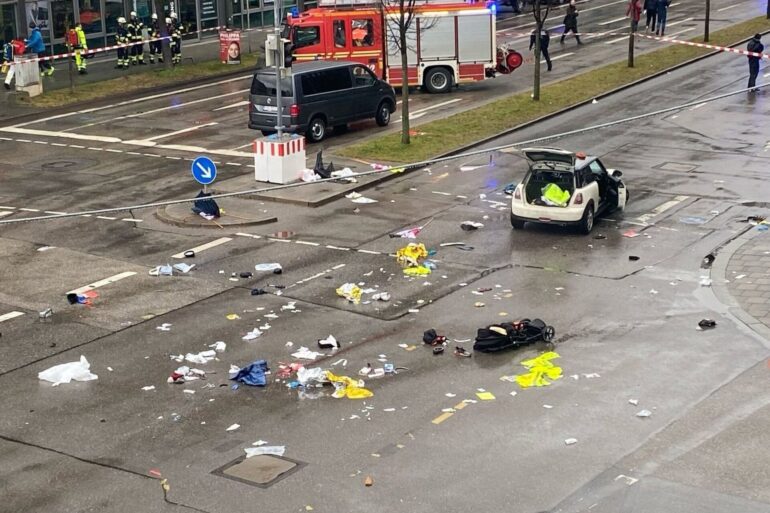 Trümmerteile und Kleidung liegen auf der Straße.