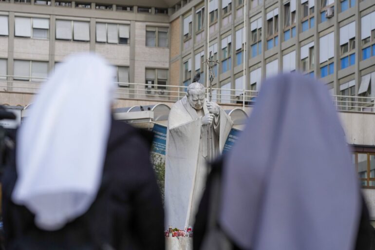 Dem schwer erkrankten Papst geht es dem Vatikan zufolge besser.