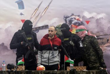 Die Hamas nutzte die Übergaben israelischer Geiseln an das Rote Kreuz für eine Zurschaustellung ihrer Macht im Gazastreifen.