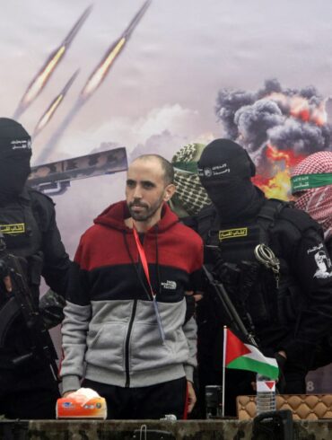 Die Hamas nutzte die Übergaben israelischer Geiseln an das Rote Kreuz für eine Zurschaustellung ihrer Macht im Gazastreifen.