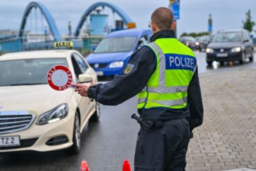 Die Bundesregierung sieht die Grenzkontrollen als wirksames Mittel im Kampf gegen Migration. (Archivbild)