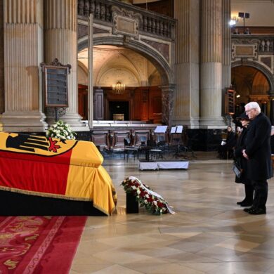 Die Staatsspitze, Freunde und Wegbegleiter nehmen Abschied von Altbundespräsident Köhler.