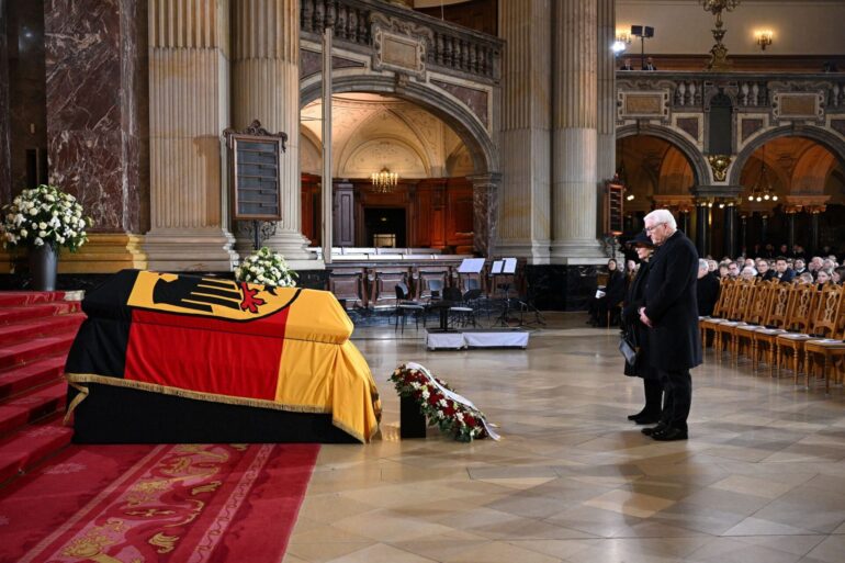 Die Staatsspitze, Freunde und Wegbegleiter nehmen Abschied von Altbundespräsident Köhler.