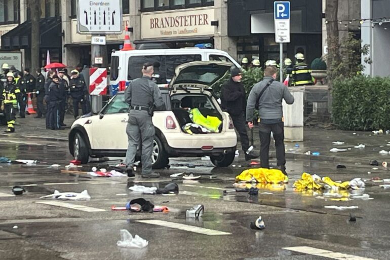 Trümmer liegen auf der Straße verteilt.