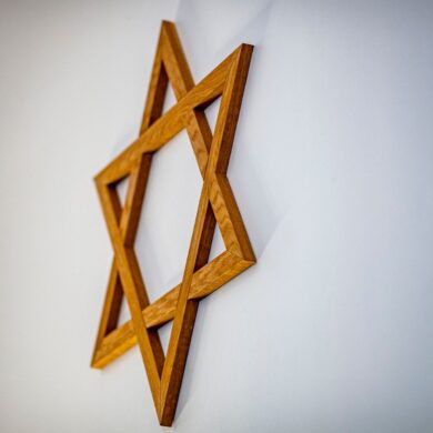 Eine Anfrage der Linken-Abgeordneten Petra Pau im Bundestag zeigt, dass die Zahlen antisemitischer Straftaten auch 2024 auf einem hohen Niveau bleiben.