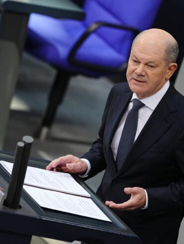 Bundeskanzler Scholz stimmt auf schwierige Zeiten ein und verbreitet Optimismus.