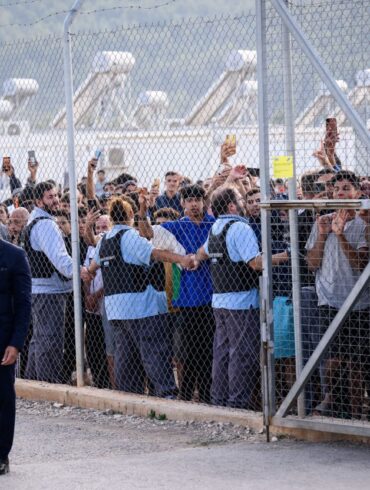 Bewohner des Flüchtlingslagers reagierten im Oktober 2024 sehr emotional und mit «Germany»-Rufen auf den Besuch von Bundespräsident Steinmeier bei der Registrierungs- und Aufnahmeeinrichtung für Geflüchtete in Malakasa, nördlich von Athen. (Archivbild)