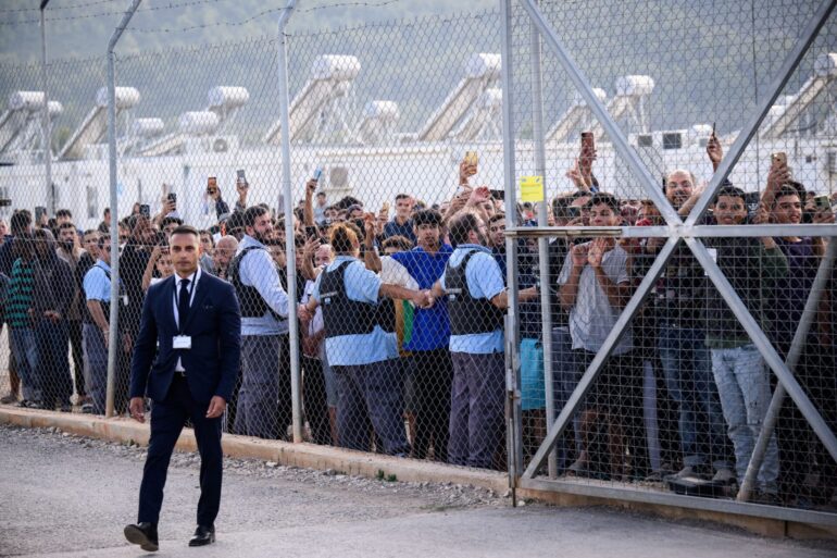 Bewohner des Flüchtlingslagers reagierten im Oktober 2024 sehr emotional und mit «Germany»-Rufen auf den Besuch von Bundespräsident Steinmeier bei der Registrierungs- und Aufnahmeeinrichtung für Geflüchtete in Malakasa, nördlich von Athen. (Archivbild)