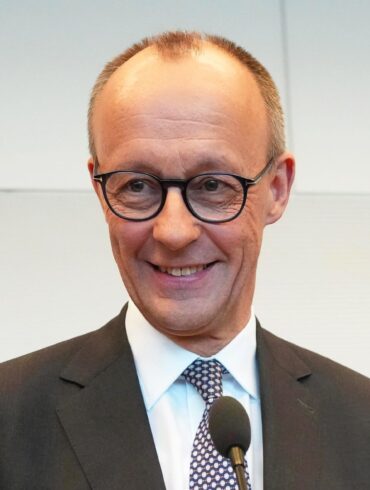 Zwei Tage nach der Bundestagswahl hat die CDU/CSU-Fraktion Friedrich Merz erneut zum Vorsitzenden gewählt. Sollte er Bundeskanzler werden, muss die Fraktion einen neuen Chef bestimmen.