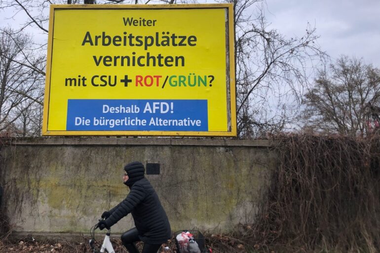 Auffälliges Gelb - mit einer mehr als zwei Millionen Euro teuren Plakatkampagne wirbt ein AfD-Anhänger aus Österreich in ganz Deutschland für die Wahl der Rechten.