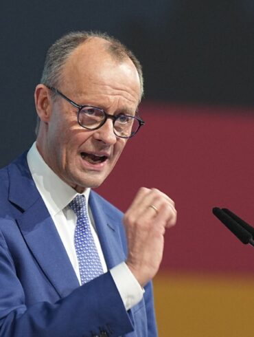 Er habe mit einiger Besorgnis gesehen, wie die FDP-Fraktion bei der Abstimmung über das «Zustrombegrenzungsgesetz» auseinandergefallen sei, sagte Merz.