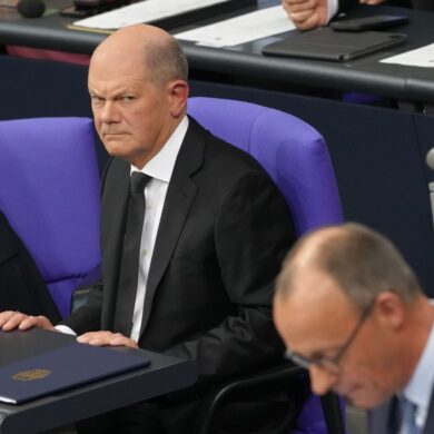 «Er hat sich verzockt, aber viel schlimmer ist, dass er gezockt hat», sagte der SPD-Kanzler, Olaf Scholz, über das Vorgehen von Unionskanzlerkandidat Friedrich Merz (CDU). (Archivbild)