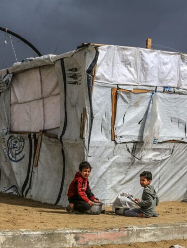 Viele Palästinenser leben im Gazastreifen in Zelten, die kaum Schutz gegen Kälte bieten. (Archivbild)