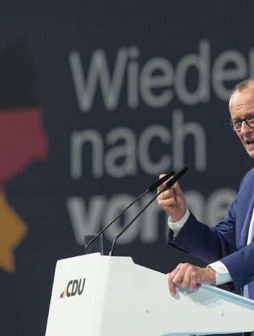 Unionskanzlerkandidat Friedrich Merz kämpft mit dem Verdacht, es könne nach der Wahl eine schwarz-blaue Zusammenarbeit geben. Am Rande des Parteitags gibt es Proteste. Drinnen gibt Merz ein klares Versprechen.