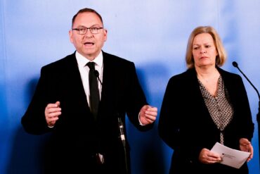 Die Gewerkschaften Verdi und dbb verhandeln mit Bund und Kommunen. (Archivbild)