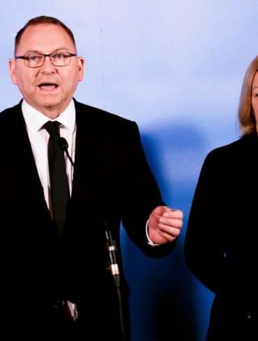 Die Gewerkschaften Verdi und dbb verhandeln mit Bund und Kommunen. (Archivbild)