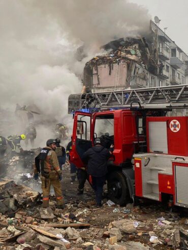 In der Stadt Poltawa in der Zentralukraine sind viele Menschen beim Einschlag einer russischen Rakete in einem Wohnhaus getötet worden.