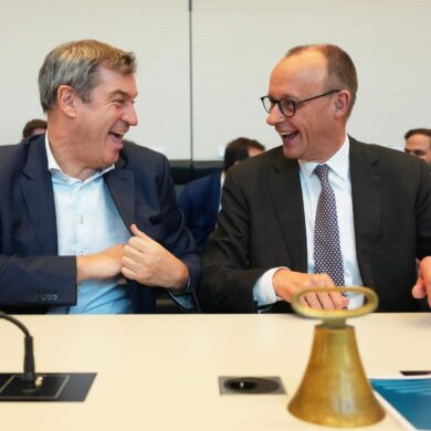 Bei der konstituierenden Sitzung der neuen Unionsfraktion präsentieren sich Wahlsieger Friedrich Merz (CDU) und CSU-Chef Markus Söder bestens gelaunt. Während die Union aufs Tempo drückt, setzt die SPD ihren eigenen Ton.