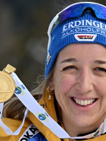 Endlich WM-Gold: Franziska Preuß mit ihrer Medaille.