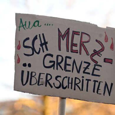 In verschiedenen Städten demonstrieren Menschen gegen eine Zusammenarbeit der Union mit der AfD.