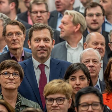 Ausnahmsweise mit Krawatte: Der sonst legere Lars Klingbeil setzt zur Feier einen stilistischen Akzent.