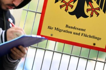 Das Bundesamt für Migration und Flüchtlinge (Bamf) untersteht dem Bundesinnenministerium. Die Mitarbeiter der Behörde entscheiden über Asylanträge. (Archivbild)