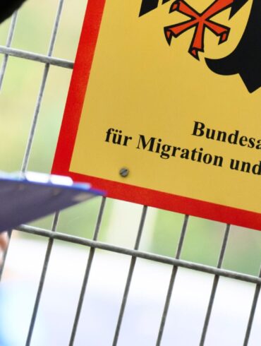 Das Bundesamt für Migration und Flüchtlinge (Bamf) untersteht dem Bundesinnenministerium. Die Mitarbeiter der Behörde entscheiden über Asylanträge. (Archivbild)