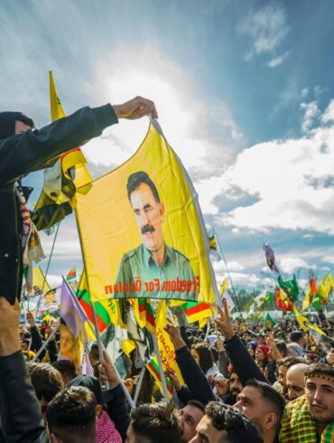 Flagge mit dem Konterfei von PKK-Anführer Abdullah Öcalan (Archivbild)