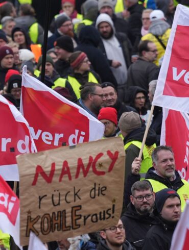 Teilnehmerinnen und Teilnehmer demonstrieren in Hamburg am Alten Elbtunnel während eines Warnstreiks im öffentlichen Dienst.