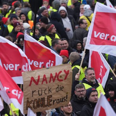 Teilnehmerinnen und Teilnehmer demonstrieren in Hamburg am Alten Elbtunnel während eines Warnstreiks im öffentlichen Dienst.