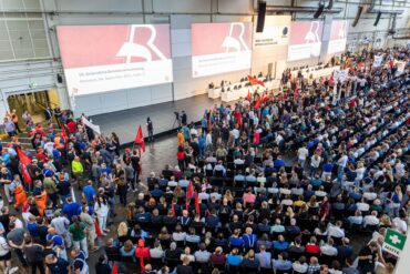 Bei der VW-Betriebsversammlung im September hatten Mitarbeiter noch gegen die Sparpläne des Konzerns protestiert. (Archivfoto)