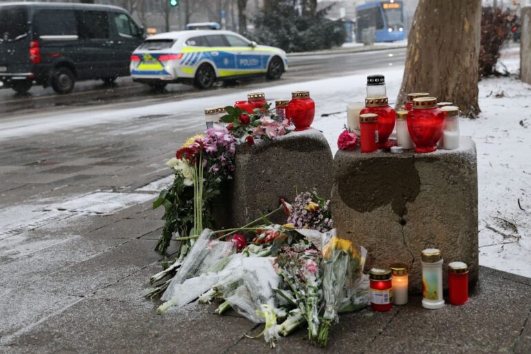 Blumen und Kerzen für die Opfer der Schreckensfahrt.