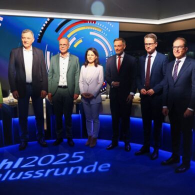 Kurz vor der Wahl stellen Spitzenvertreter der Parteien Unterschiede heraus.